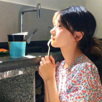 穿黄睡衣的女孩